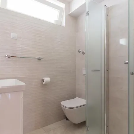 Kristi Complex Near The Sandy - By Ta Leut Agency 3*