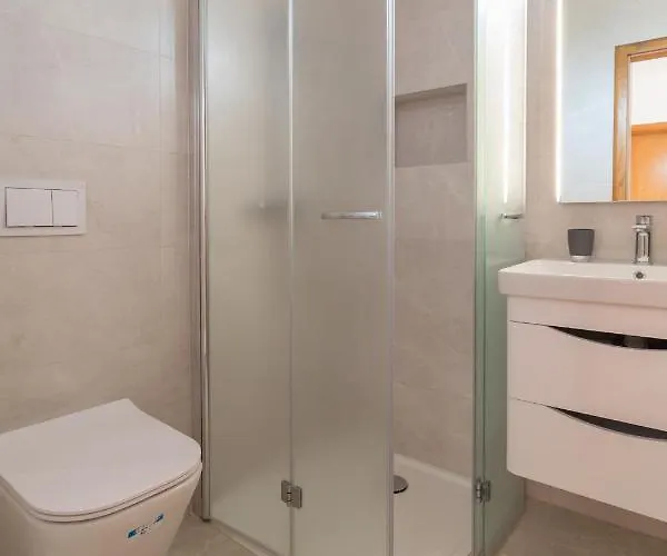 Kristi Complex Near The Sandy - By Ta Leut Agency 3*