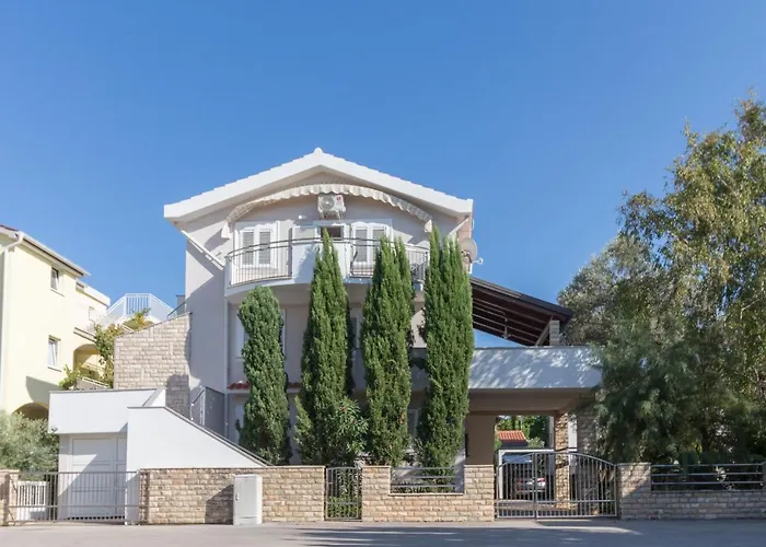 Kristi Complex Near The Sandy - By Ta Leut Agency 3*