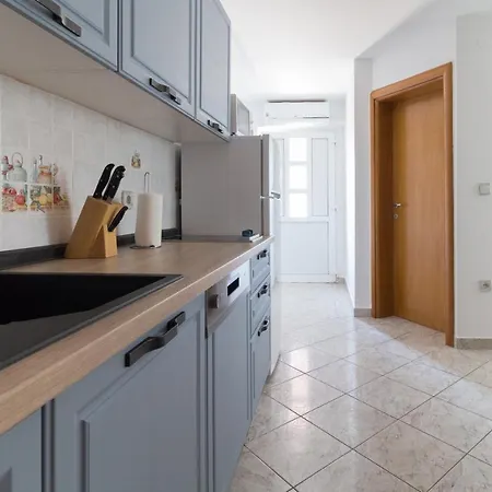 Kristi Complex Near The Sandy - By Ta Leut Agency 3*