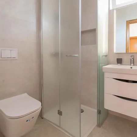 Kristi Complex Near The Sandy - By Ta Leut Agency 3*