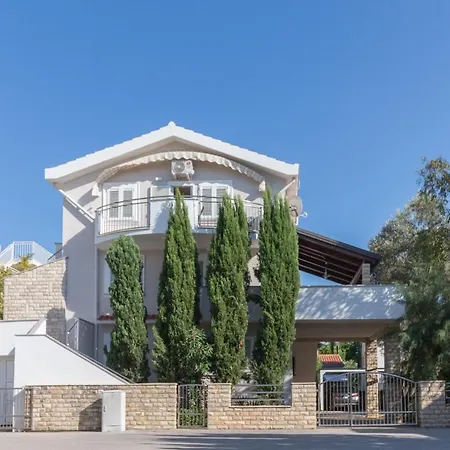 Kristi Complex Near The Sandy - By Ta Leut Agency 3*