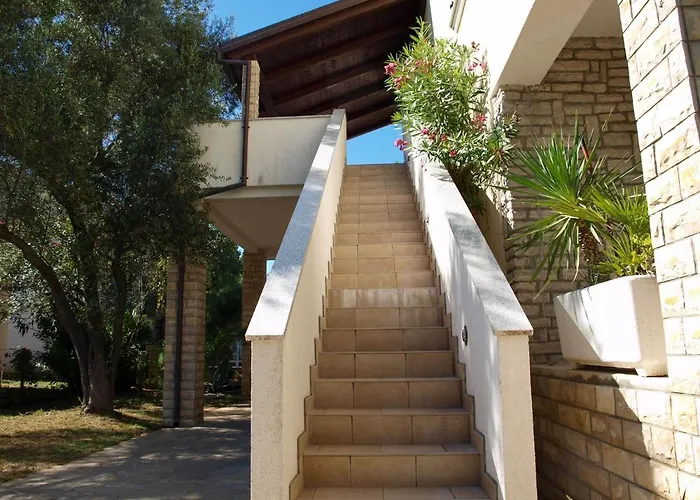 Kristi Complex Near The Sandy - By Ta Leut Agency 3*