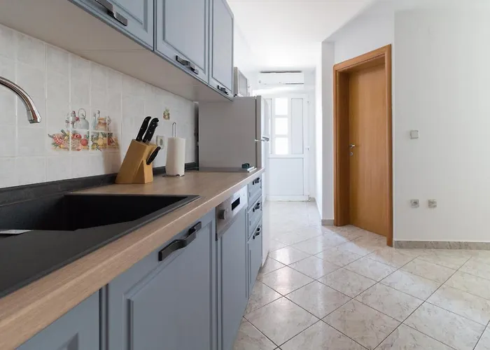 Kristi Complex Near The Sandy - By Ta Leut Agency 3*