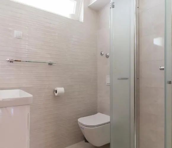 Kristi Complex Near The Sandy - By Ta Leut Agency 3*